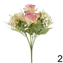 Kytica umelých ruží a drobných kvetov v mixe.