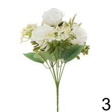 Kytica umelých ruží a drobných kvetov v mixe.