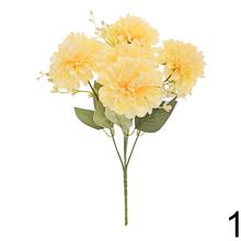 Umelé kvety - kytička dahlií v svetlých farbách.