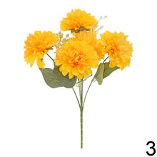 Kytica s piatimi umelými kvetmi dahlií v mixe farieb.