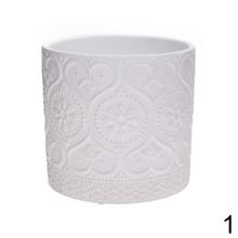 Biely keramický kvetináč s dekoratívnym vzorom.