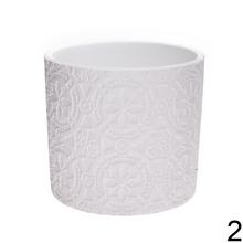 Biely keramický kvetináč s dekoratívnym vzorom.