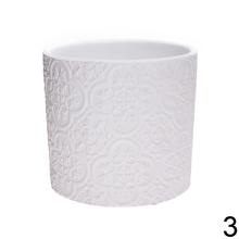 Biely keramický kvetináč s dekoratívnym vzorom.