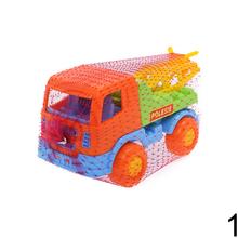 Farebný plastový nákladný automobil s rôznymi detailmi.