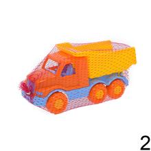 Farebné plastové autíčka v sieti.