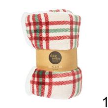 Vianočný prehoz s červenými a zelenými vzormi.