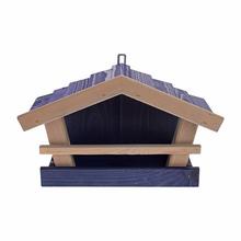 Drevené krmítko pre vtáky s modrou strechou.