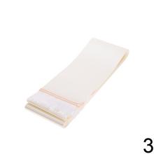 Farebná látková stuha s čipkovým okrajom.