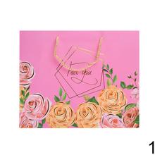 Darčeková taška s kvetinovým motívom.