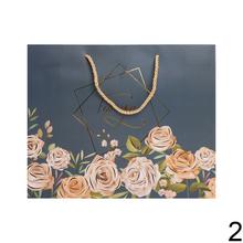 Darčeková taška s kvetinovým motívom.