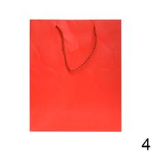 Darčeková taška M v mixe farieb s motívom srdca.