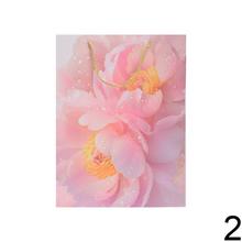 Darčeková taška s kvetinovým vzorom a trblietkami.