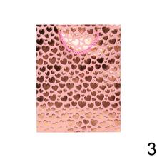 Darčeková taška s motívom srdiečok v rôznych farbách.