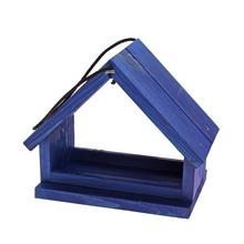 Drevené krmítko pre vtáky s dvojitou strechou.