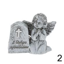 Smutný anjel s pomníkom v sivej farbe.