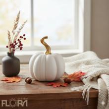 Biela keramická tekvica s zlatým stonkom.