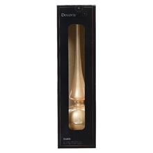 Špic sklenený v krémovej farbe s lesklým povrchom.