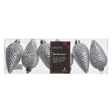 Strieborná vianočná ozdoba v tvare šišky.