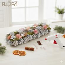 Biely šiškový svietnik s dekoratívnymi plodmi a guľkami.