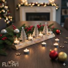 Strieborný adventný svietnik so stromčekmi.