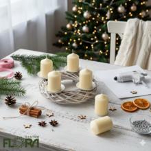 Biely adventný veniec s štyrmi svietnikmi.