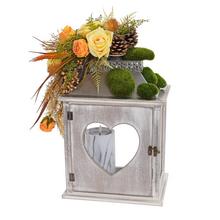 Smútočná väzba s kvetinovou dekoráciou a svietnikom.