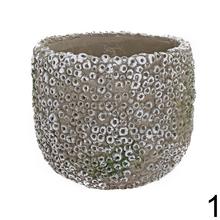 Cementový kvetináč s koralovým vzorom.