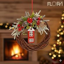 Vianočné aranžmá s červenými ozdobami a prírodnými prvkami.