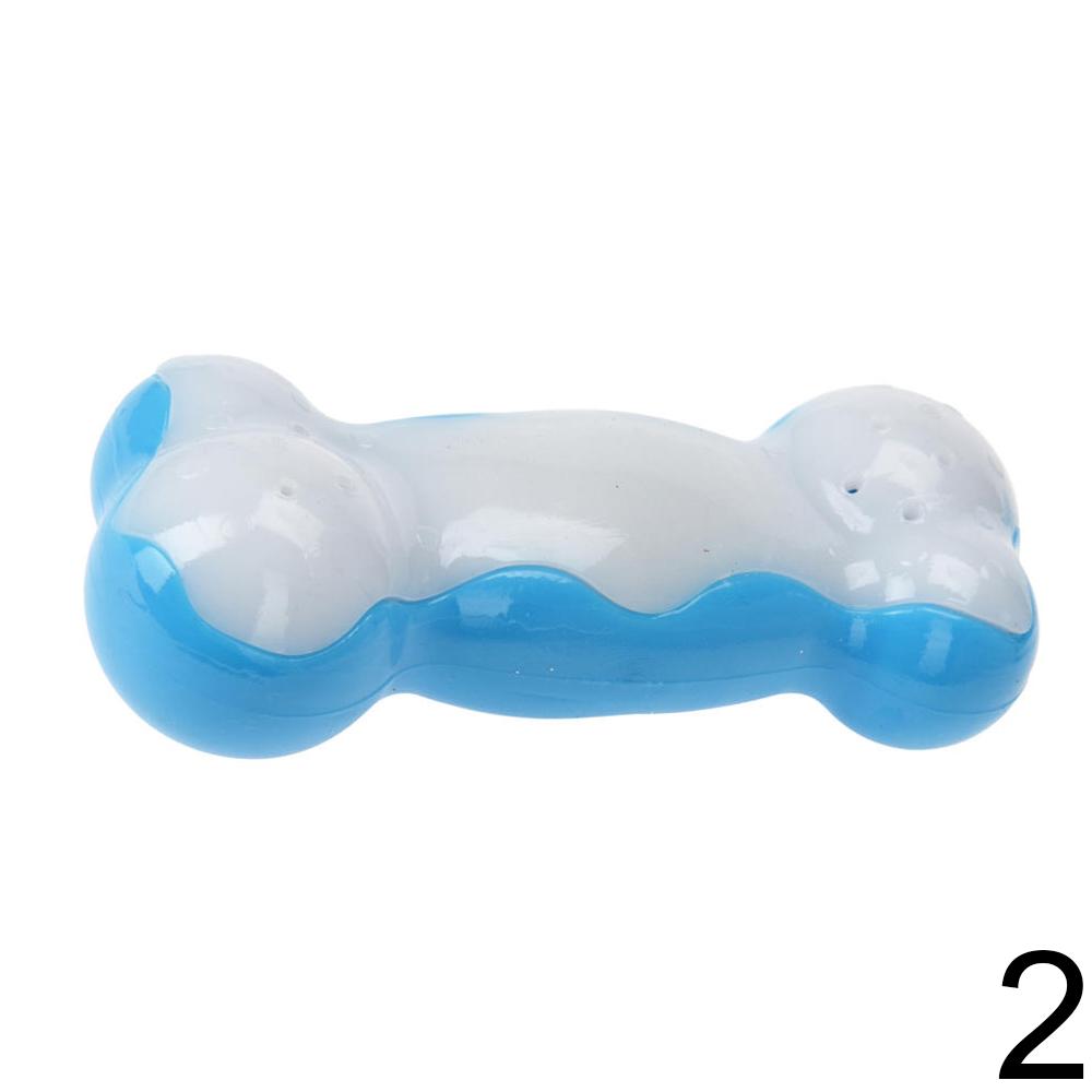 Hračky pre psa chladiaca kosť v modro-bielej farbe.