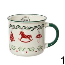 Sada vianočných šálok s perníčkovým vzorom.