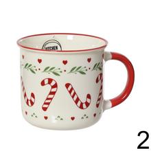 Sada vianočných šálok s perníčkovým vzorom.