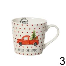 Porcelánové šálky s vianočnými motívmi autíčok.