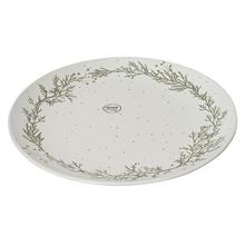 Tanier s vianočným venčekom a striebornými korálkami.