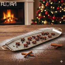 Hranatá strieborná tácka s dvoma uchami.