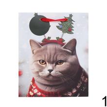 Vianočná taška s mačkou v čiapke a rôznymi ozdobami.