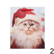 Vianočná taška s mačkou v čiapke a rôznymi ozdobami.