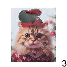 Vianočná taška s mačkou v čiapke a rôznymi ozdobami.