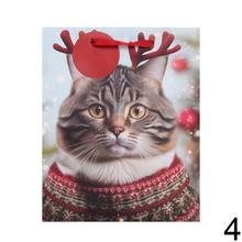 Vianočná taška s mačkou v čiapke a rôznymi ozdobami.