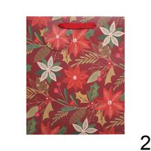 Vianočná papierová taška s kvetinovým vzorom.