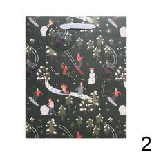 Vianočná papierová taška s rôznymi motívmi.