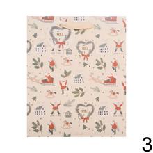 Vianočná papierová taška s rôznymi motívmi.