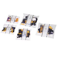 Žlté športové auto z technických blokov.