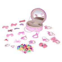 Očarujúca šperkovnica z ekokože so zrkadlom a vlasovými doplnkami v ružovej farbe.