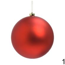 Červená plastová vianočná guľa s lesklým a matným povrchom.