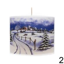 Vianočná sviečka s krajinou a zimným motívom.