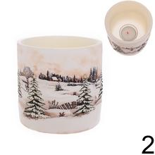 Vianočná sviečka s krajinou a zimným motívom.