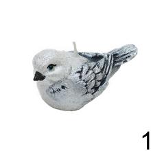 Malá sviečka v tvare vtáčika s dekoratívnym povrchom.