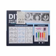 Kreatívna sada na výrobu kľúčeniek s rôznymi farbami a tvarmi.