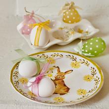 Tanier s kvetinovým a zajačičím vzorom.