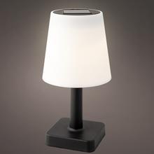 Solárna lampa s bielym tienidlo a čiernym podstavcom.